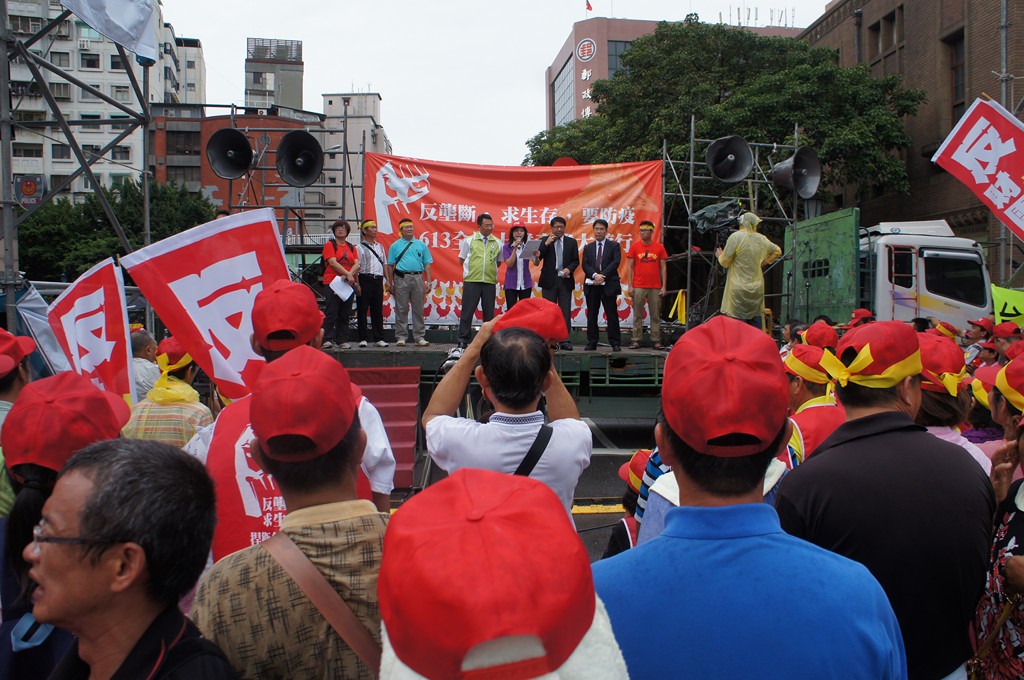 12個縣市的養雞協會今（13）日共同上街抗議，怒斥政府沒有配套措施，導致大型屠宰場壟斷資源、影響多元土雞市場的產銷。圖：汪彥成/攝