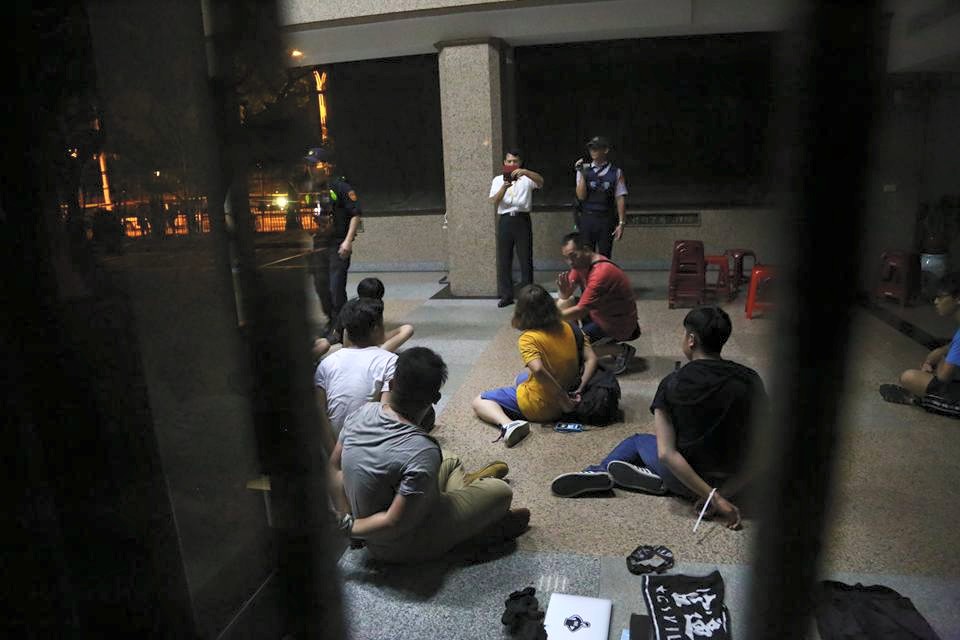 反課綱學生、民眾與3名記者23日晚間闖入教育部，並於24日凌晨被警方上銬、上束帶，隨後被送到保安大隊，之後各以2至3萬元不等金額交保。圖：獨立記者林雨佑提供