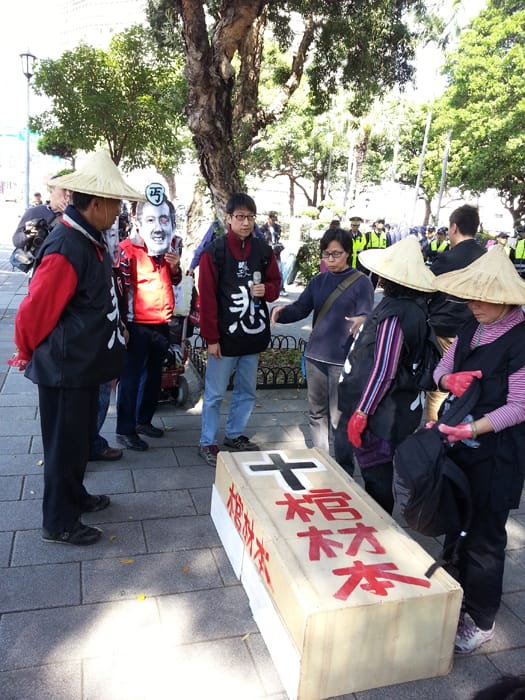 全國關廠工人連線今日於行政院門外以行動劇來表達對政府砍棺材本的不滿。圖：陳沛佑/攝