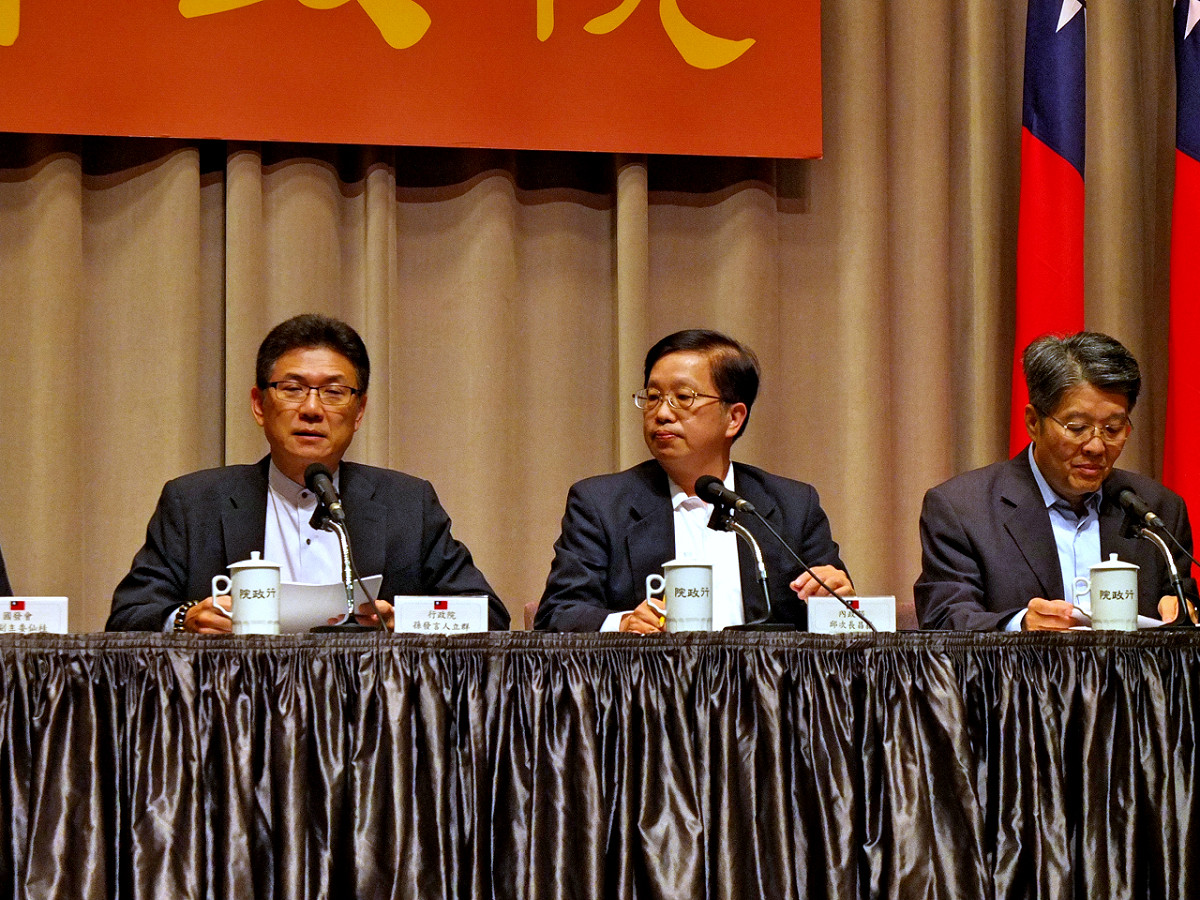針對「產業訓儲替代役」遭質疑薪水太低，內政部次長邱昌嶽(中)28日解釋，學士薪資是1萬9，但企業事實上要提撥2萬8。圖：翁嫆琄/攝