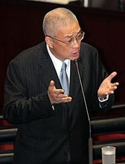 藍委費鴻泰8日在總質詢時提出許多數據，說明過去幾次公務人員加薪與物價指數上漲並無相關，希望為公務員加薪解套，行政院長吳敦義也在答詢時指出，公務員加薪4月初可望明朗。圖片來源：中央社