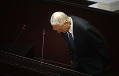 行政院長吳敦義10日赴立法院報告「塑化劑事件污染食品事件」時，先對政府沒有把關好食品安全，向全民鞠躬致歉，之後，在綠委質詢時，雙方則在議場上唇槍舌劍，炮聲隆隆。圖片來源：中央社