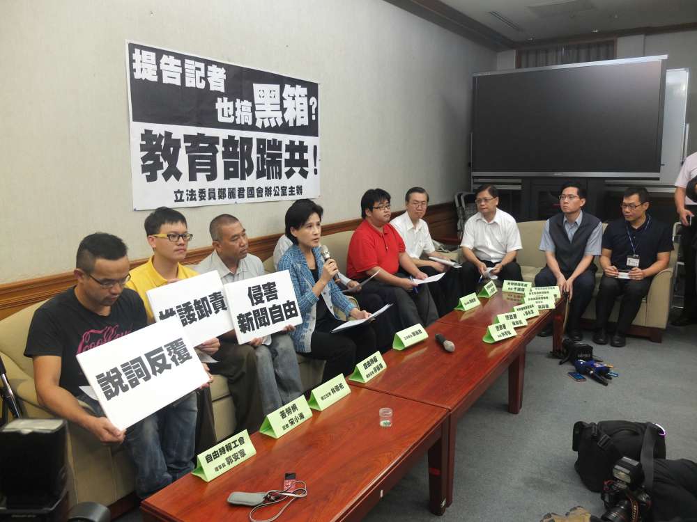 針對7/24警方逮捕3名記者，教育部跟警察的說法仍兜不攏，當時先下令提告的教育部官員究竟是誰，教育跟警方不願多談。圖：翁嫆琄/攝