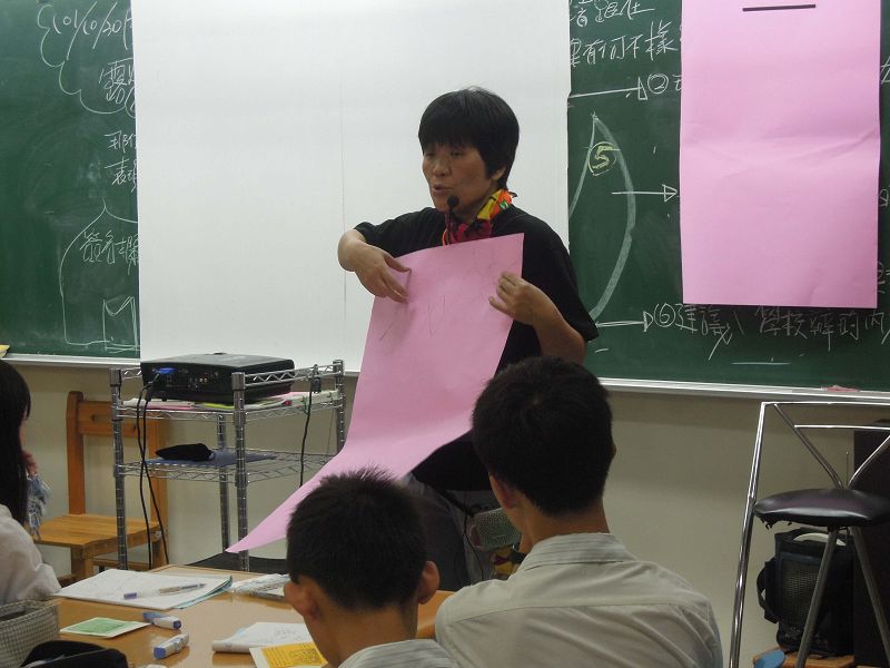 江海韻老師示範台北市龍門國中「龍門課棧」教學團隊的「達人教學法」。圖片來源：教育部提供。