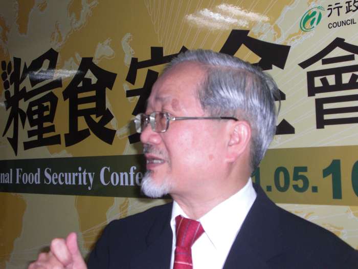 臺灣大學林國慶教授今(10)日在全國糧食安全會議上，指出我國糧食自給率處於長期下滑趨勢，並建議引進直接給付制度，廢除稻穀保證價格收購政策。圖片:黃沛云/攝