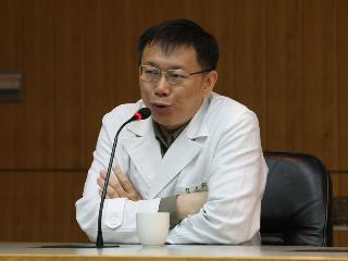 在台大愛滋器捐案後辭去台大移植小組召集人的柯文哲接受最新一期《財訊》雙週刊採訪，直指台大醫院正陷入道德危機，他甚至批評台大是「地球上最後一家恐龍店」。圖片來源:中央社資料照片