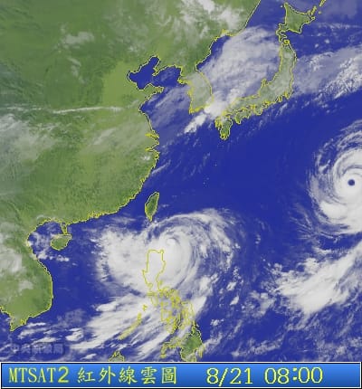 天鵝颱風暴風圈已經逐漸進入巴士海峽，朝台灣東南部海面接近，氣象局提醒東南部民眾小心豪大雨來襲。圖：翻攝中央氣象局