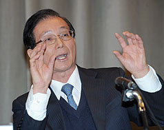 教育部長吳清基今天再度召集國中校長召開反霸凌會議，他告訴校長們：「我都不怕衝第1線，你們要做我後盾。」圖片：中央社資料照片。