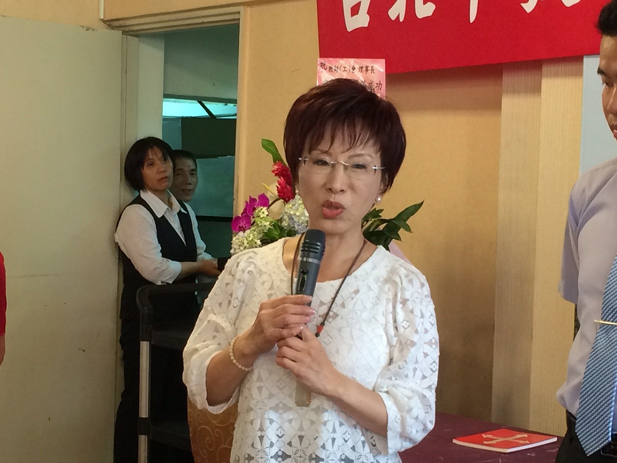 對於宋楚瑜提出暫緩課綱1年，洪秀柱7日中午受訪時表示，應該尊重立院決議，不然會是很麻煩的事情。圖：符芳碩/攝