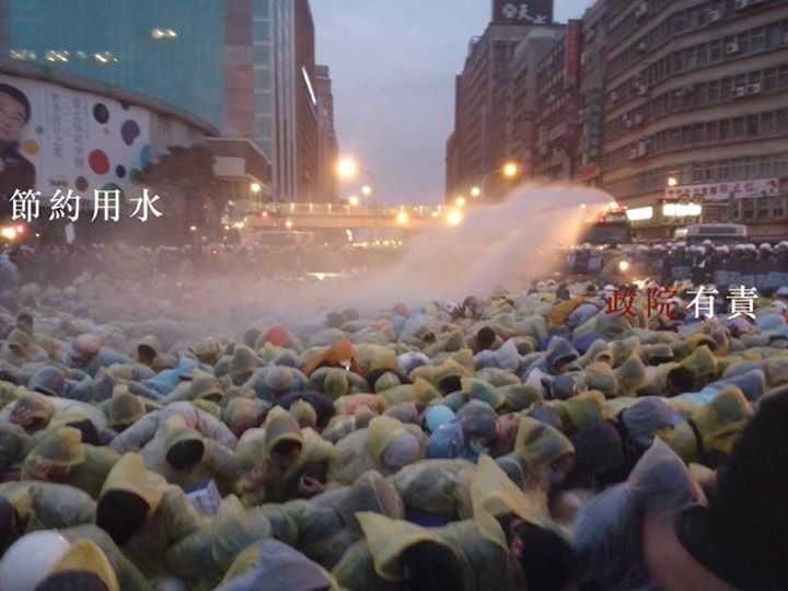 針對經濟部舉辦的抗旱海報比賽，有網友拿警方在反核遊行出動噴水車的畫面，諷刺表示，「節約用水，政院有責」。圖：翻攝自GJ!!Taiwan粉絲頁