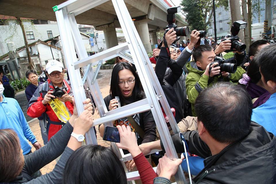 今(14)天12點左右，都更盟代表拿著梯子要進去工地，和同意戶及建設公司請來的人爆發肢體衝突。圖2之1：林雨佑/攝