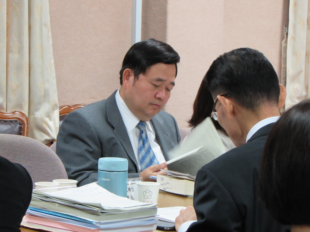 育達科技大學財法系副教授韓毓傑今（16）日在立法院「同性婚姻及收養議題」公聽會上質疑，同志團體依然掉入「夫妻」的價值觀裡。圖：邱珮文/攝