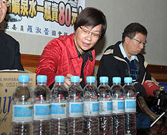 國民黨立委羅淑蕾今(10)日表示，桃園機場內販賣的礦泉水比市價高出5倍、每瓶要價新台幣80元，比油價還貴。圖片來源：中央社。
