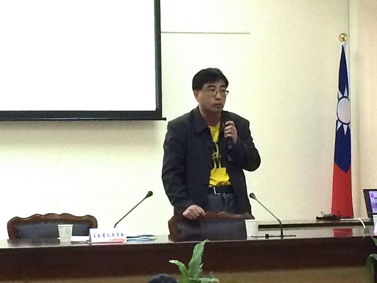立法院國民黨團2日就南鐵東移案召開公聽會，不過，南市府缺席。自救會長陳致曉批評，台南市長賴清德不願傾聽民意。圖：符芳碩/攝