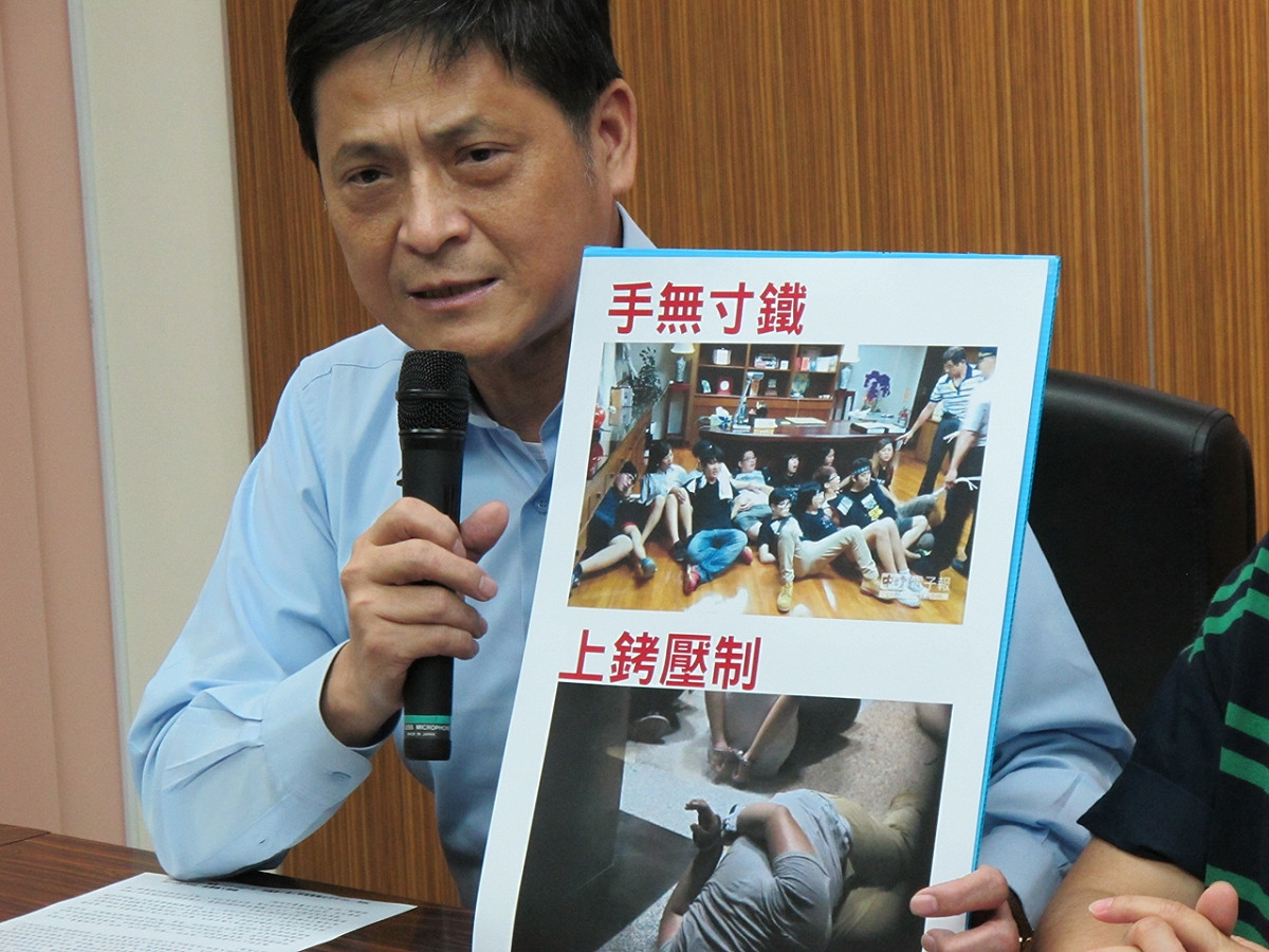 台聯黨團總召賴振昌24日拿著學生照片痛批，有必要如此粗暴對付學生嗎？圖：林朝億/攝