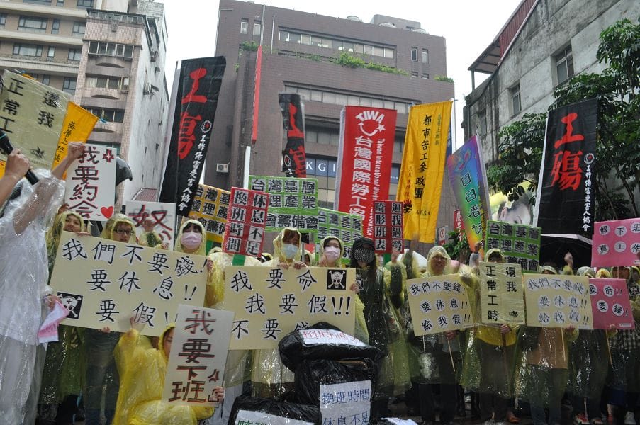 「台灣基層護理產業工會籌備會」27日到勞委會陳情，近百名護理人員高呼「我要命，我要假，不要錢」口號，抗議工時不合理。圖片：沈朋達/攝