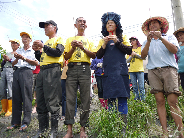 活動由反中科搶水自救會會長謝寶元帶領大家敬拜土地公開始，表達對土地公的感謝，因為祂的庇祐，土地才能年年長出豐美的稻子，讓溪州人一代又一代的安身立命。圖片來源：反中科搶水自救會提供