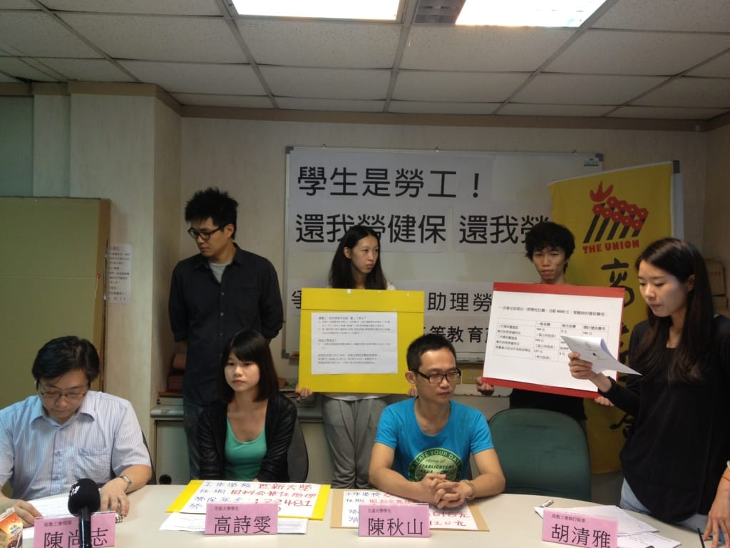胡清雅(右)一一細數全國大專院校針對校內兼任工的保障情況。中正大學政治系教授陳尚志(左一)說他們會和學生站在一起，爭取勞動權益。圖：施懿倫/攝