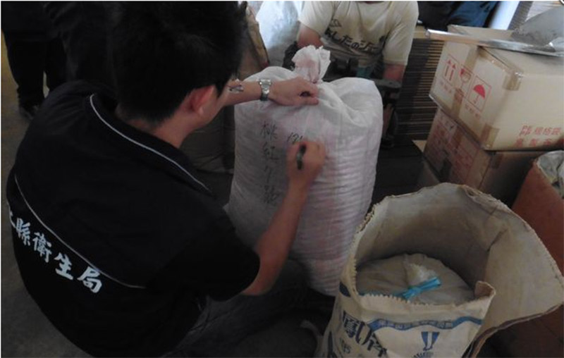 彰化地檢署查獲，業者為了省8元，販售工業用碳酸鎂給業者加進胡椒粉、辣椒粉、咖哩粉內。圖：彰化縣衛生局提供