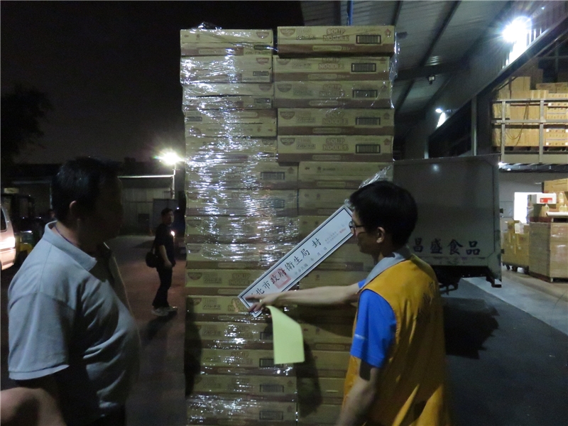 民進黨立委林淑芬今(27)日指出，食藥署基層早就查到問題日本食品，通報高層卻得到大事化小的要求，甚至最後還是地方政府先爆出消息的。圖：新北市衛生局提供