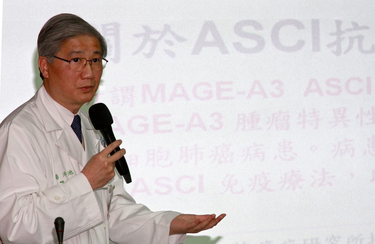 台大醫院院長楊泮池正在簡報說明非小細胞癌新療法。圖片來源：精萃公關