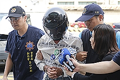 新竹市16日發生1歲女嬰命案，涉嫌重大的陳姓父親稍早在嘉義地區被逮捕，目前已回到新竹警一分局，進行偵訊。圖:中央社