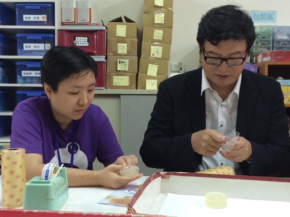 民進黨立委姚文智24日與自閉兒一同製作手工肥皂。圖：劉彥彤/攝