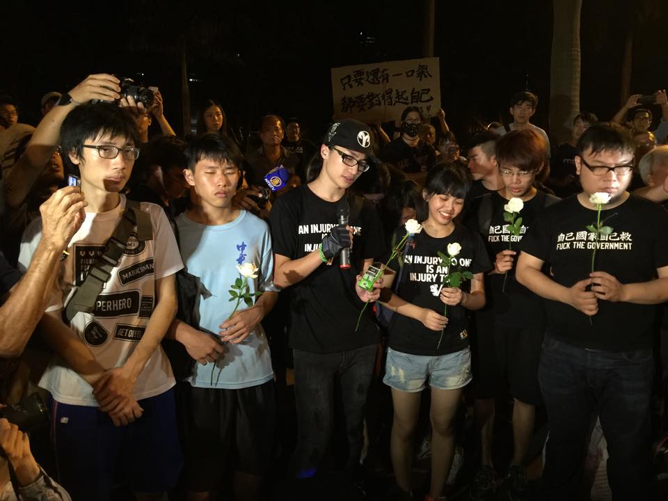 反課綱北區高校聯盟發言人林冠華抗議教育部黑箱作業，燒炭自殺，反課綱學生占領教育部前庭抗議，並舉行哀悼。未料，如今再傳出他的好友也輕生，幸好獲救。圖：新頭殼資料照片