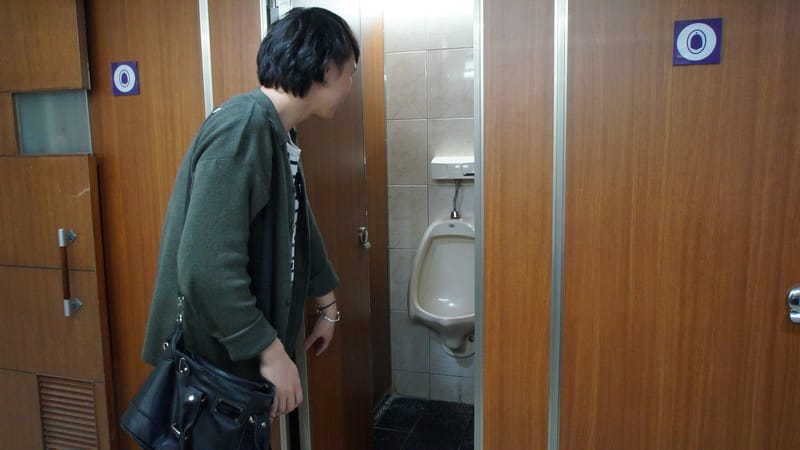 成大性別友善廁所內，原有的男性小便斗也增設隔間。圖：成大提供