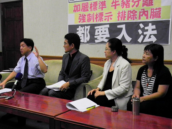 民進黨立法委員田秋堇今（6）日上午聯合民間團體代表及醫師召開記者會，表示尊重Codex的決議，但我國應訂定更嚴謹的殘留容許值標準，更將16字箴言納入立法規範，以保障國民健康。圖：劉芮菁/攝