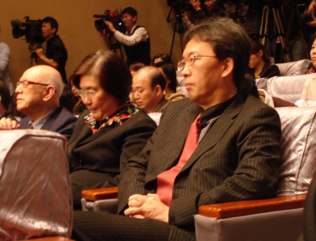 新舊任新聞局長蘇俊賓、江啟臣今（24）日上午進行交接，因公視董座爭議與新聞局對簿公堂的公視董事長鄭同僚(右)也現身會場觀禮。黃揚明攝影