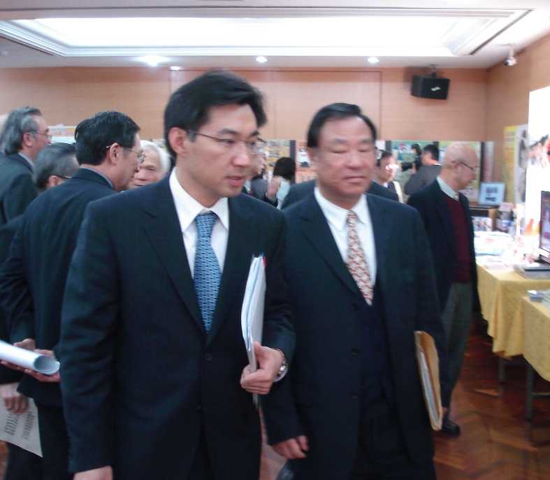 監察院教育文化、外交僑政委員會監委，今（11）日下午前往新聞局進行例行巡察，新聞局長江啟臣(左)接待與會監委，由於新聞局去年底因公視董事會爭議遭監察院糾正，此次監委巡察頗受注目。