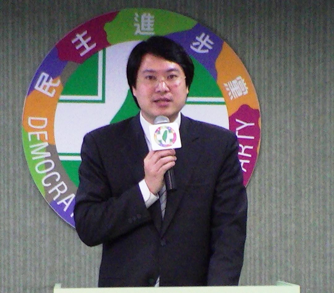 民進黨發言人林右昌對新聞局掀起的公視人事風波，表達譴責之意。王鼎鈞攝影