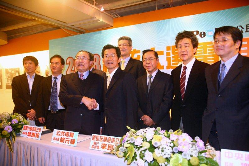 2008年總統大選電視辯論會首開先例，不僅由四報一社一公共同主辦，並開放公民影音提問。如今五都選舉辯論，卻傾向一對一辯論方式，媒體與公民角色都告缺席。
圖片來源:翻攝自公視PeoPo公民新聞網。