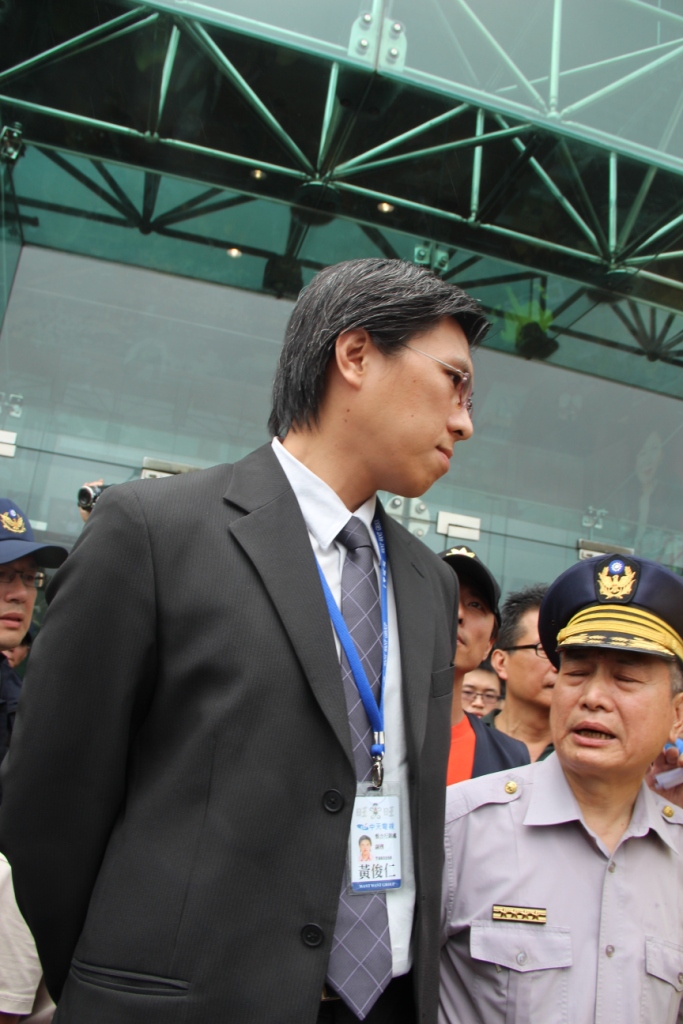 面對學生今(31)天串連抗議旺中集團封殺言論自由，中天行銷部副理黃俊仁稍後出面回應學生。圖：謝仁烜攝影