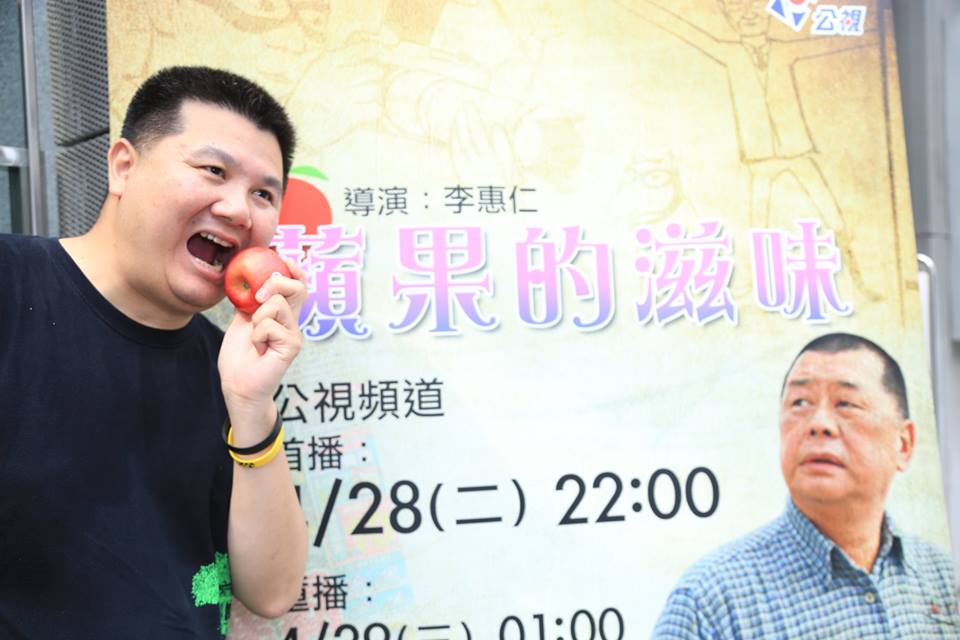 《蘋果的滋味》導演李惠仁受訪時還咬蘋果宣傳紀錄片。圖：林雨佑/攝