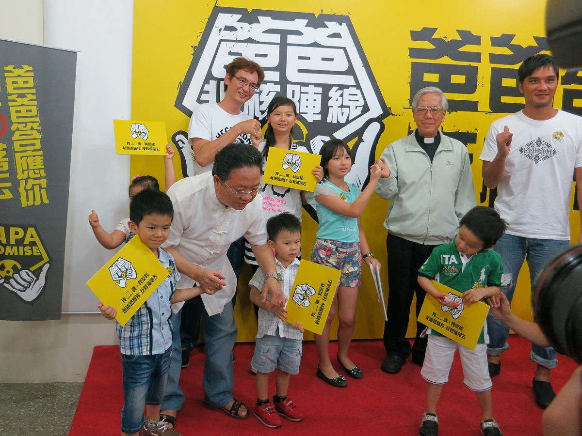 爸爸非核聯盟成立記者會，小朋友喊出反核的聲音，「刀爸」柯毓彬表示，要把台灣肚子的惡瘤、核電廠給拿掉。圖2之1：林朝億/攝
