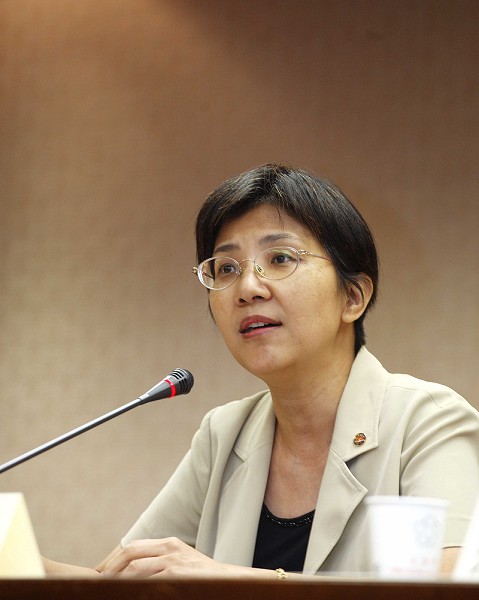 台大新聞研究所教授張錦華表示，許多官員大吐苦水，官員說，置入行銷一旦開始就無法煞車，因為別的部會都在做，如果自己的長官無法在媒體上曝光，他們壓力也很大。圖片來源:資料照片。
