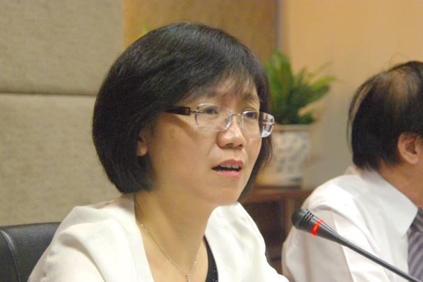 NCC委員翁曉玲13日召開記者會，對森森百貨控告翁曉玲涉嫌貪污，以圖利東森得意購一案進行說明。翁曉玲表示，森森百貨以惡質手法指控她個人，她將對森森百貨提出告訴，求償2億2千萬。圖：林靖堂/攝。