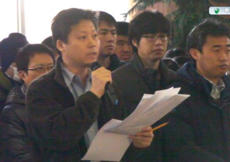 MBC工會公關局長李容馬(圖中手持文件者)指出，1月25號罷工初日參加職員為570位，現在又增加了200位而達到770位。另外，MBC罷工也已經擴及到地方支局，故台內地方新聞的產製也暫告中止。圖:楊虔豪攝影
