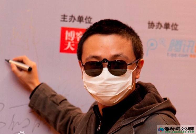 周筱贇是億萬網友中的一個，他的名字總與一連串揭黑爆料一起出現：中石化天價酒事件、鐵道部訂票網站億元合約、中華兒慈會48億巨款神祕消失。圖：翻攝中國網站