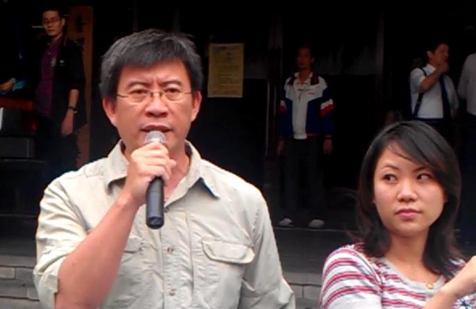 公民監督國會聯盟執行長張宏林，今(27)日在地方法院前聲援遭到立委謝國樑控告的新頭殼網站負責人及記者，他認為旺中併購寬頻案是可受公評的事，不應該透過控告方式打壓媒體。圖片來源:莊豐嘉攝影