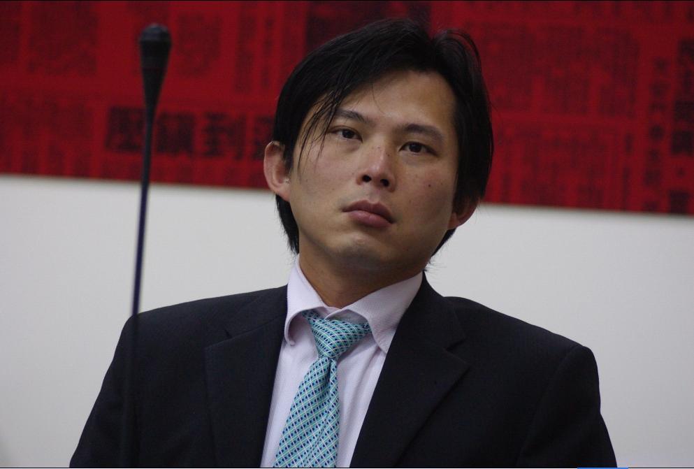 旺中媒體集團於今(29)日凌晨發表道歉聲明，為該媒體影射黃國昌發放「走路工」一事，向中研院法律研究所副研究員黃國昌致歉。黃國昌稍後發表聲明表示，自己並無感受到旺中集團有絲毫「道歉」誠意。圖：新頭殼資料照片。