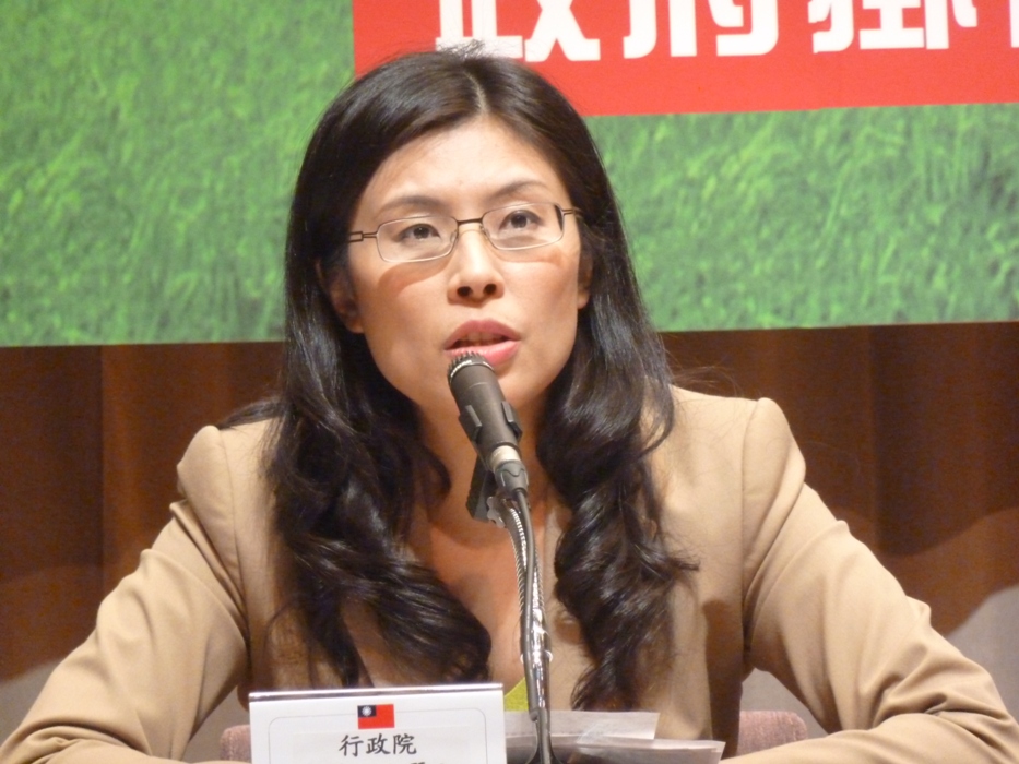 行政院發言人鄭麗文今（25）日在院會後記者會中轉述，院會通過「廣播電視壟斷防制與多元維護法」草案事宜。圖：謝莉慧/攝