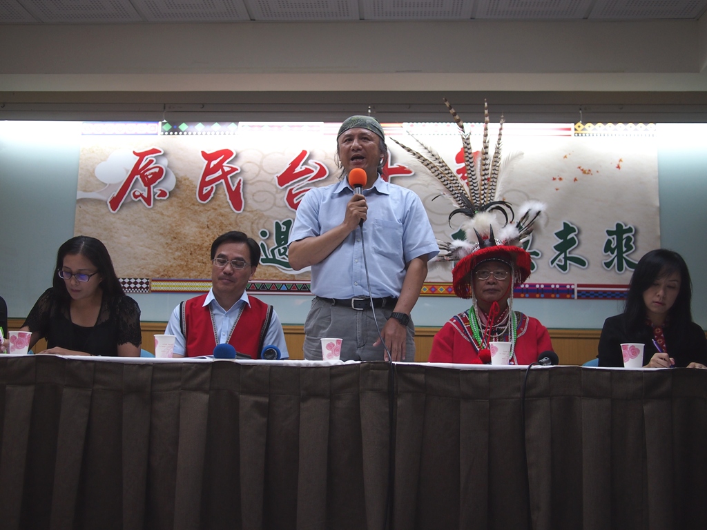 記者會主持人台灣原社理事長、師大地理系副教授汪明輝，針對原民台受政治干預的問題，提出2項主張。圖:何星瑩/攝