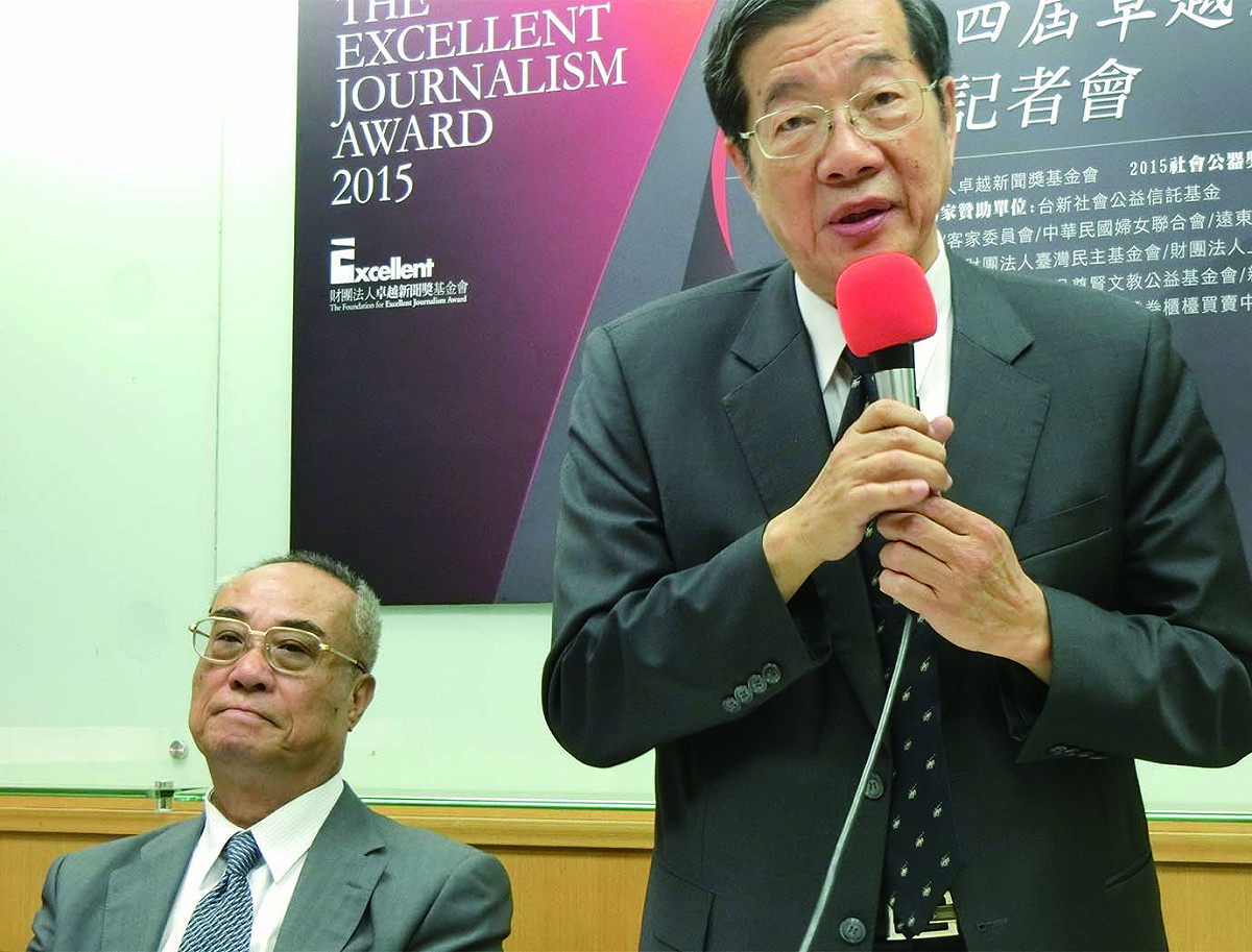 2015社會公器獎得獎暨第14屆卓越新聞獎入選名單21日公佈，卓越新聞獎基金會黃榮村及社會公器獎評審委員會召集人吳豐山在記者會現場致詞。圖：楊淳卉/攝
