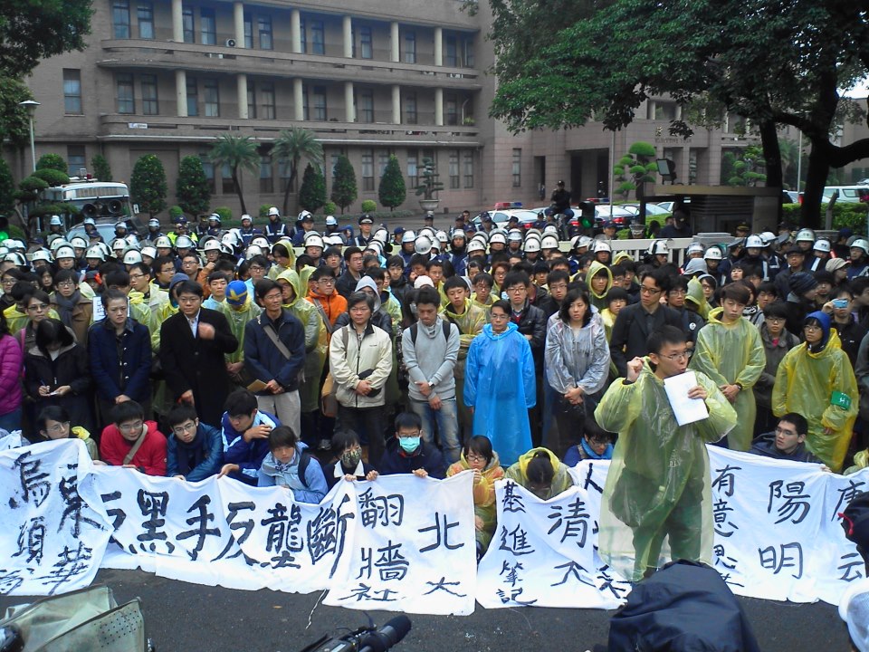 反媒體巨獸青年聯盟從昨天夜宿行政院，抗議壹傳媒併購案影響新聞自由，到今天上午仍然持續在行政院門前與警方對峙。圖片來源:「反媒體巨獸青年聯盟」