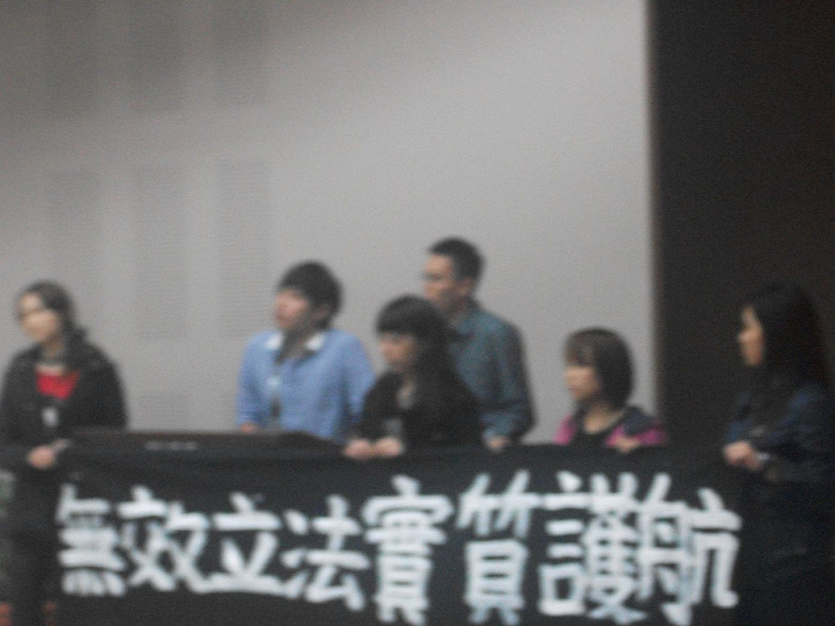 「中旺之心同盟」和「反媒體巨獸青年聯盟」2個意見相左的學生團體，今日在NCC反壟斷法說明會中上演另類「辯論」，也讓擔任說明會主席的NCC主委頻翻白眼、苦笑。圖：涂鉅旻/攝
