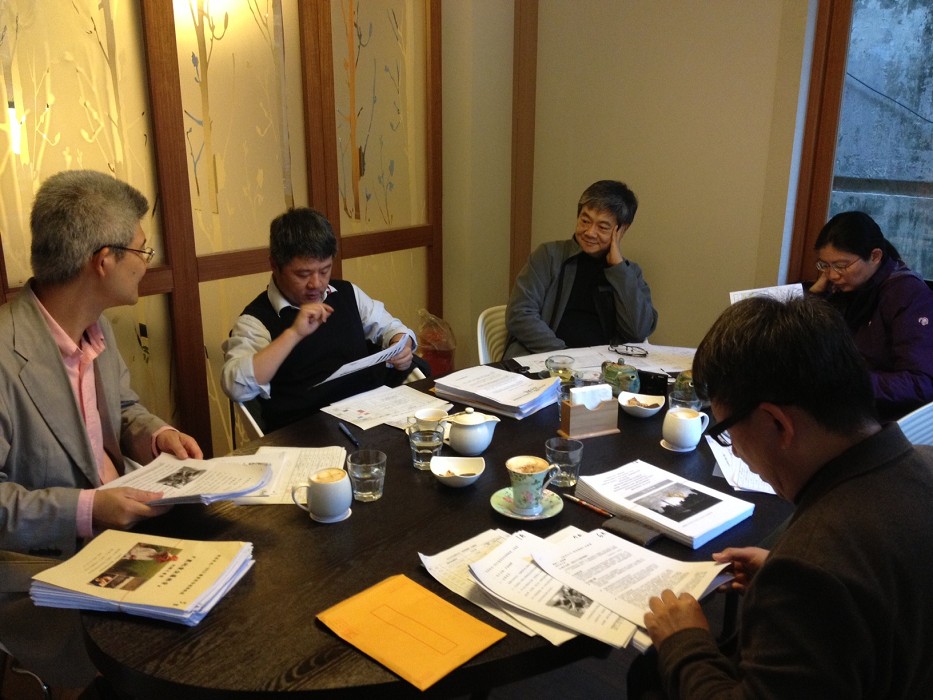 由優質新聞發展協會主辦的「角落有光」影像徵選活動，經評審們熱烈討論與審閱後，確定最終補助名單。圖為評審審閱過程。圖片來源：優質新聞發展協會提供。