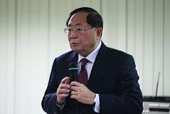 公視董事長邵玉銘今（19）日傍晚說明董事會最新決議，指出明年3月底之前，針對公視157位派遣工逐個面談，原則上盡量全數納編。圖：中央社